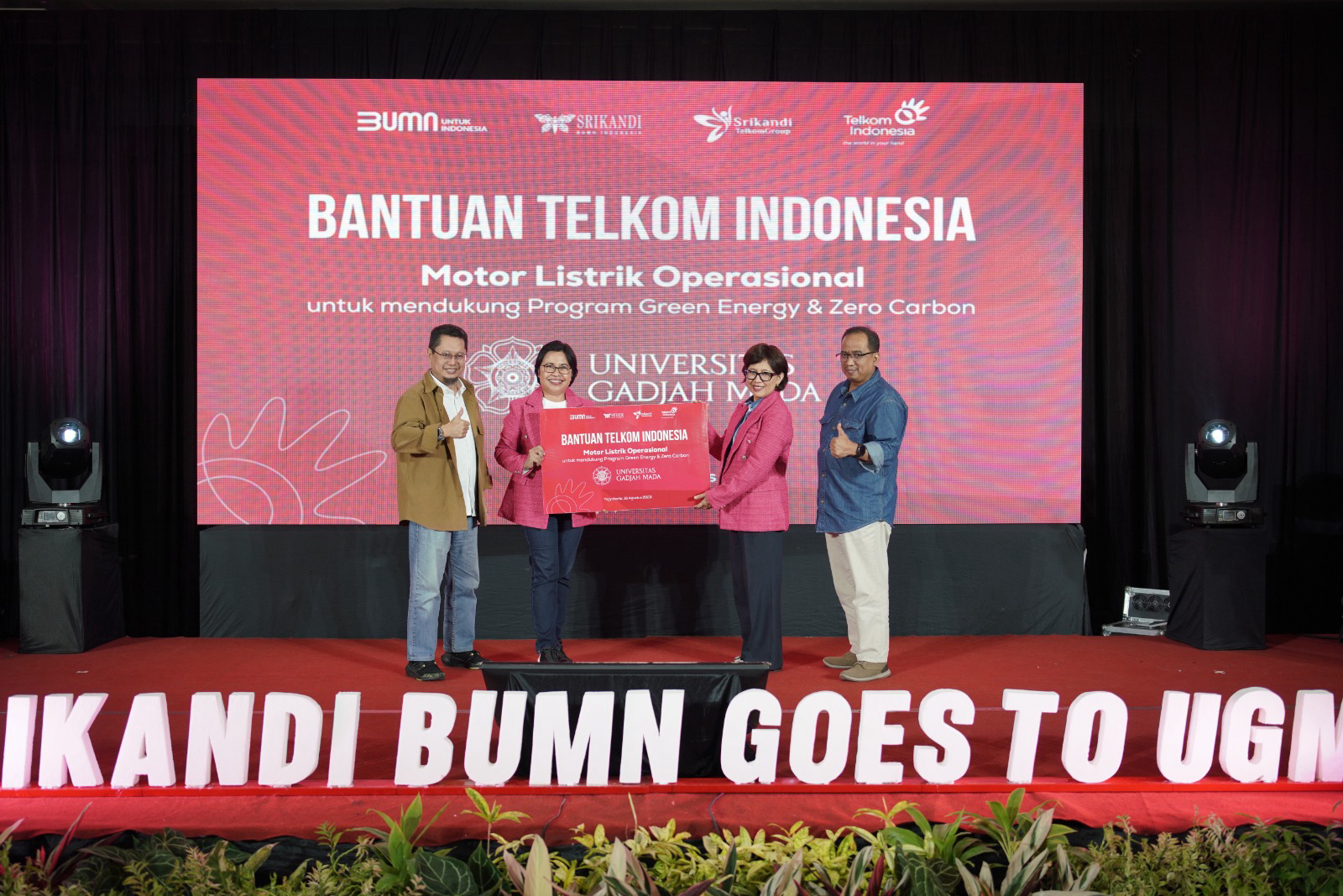 Direktur Enterprise & Business Telkom FM Venusiana R (kedua dari kiri) menyerahkan simbolis bantuan Telkom Indonesia untuk UGM yang diterima oleh Rektor UGM Prof. dr. Ova Emilia, Ph.D (kedua dari kanan) disaksiskan oleh EVP Telkom Regional IV Rijanto Utomo (paling kiri) dan Dekan Fakultas Kehutanan UGM Sigit Sunarta, S.Hut., M.P., M.Sc., Ph.D. (paling kanan) pada acara “Srikandi BUMN Goes to UGM” yang diselenggarakan oleh Srikandi BUMN bersama UGM di Yogyakarta, Rabu (16/8).